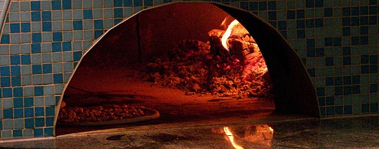 Großer Holzofen für gute Pizzen (Foto: Martin Schmitz)